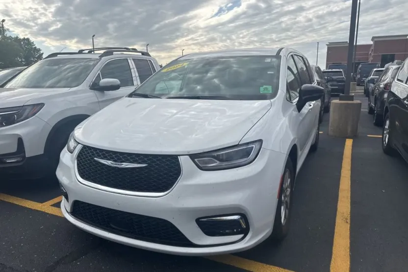 2024 Chrysler Pacifica Touring L photo 1