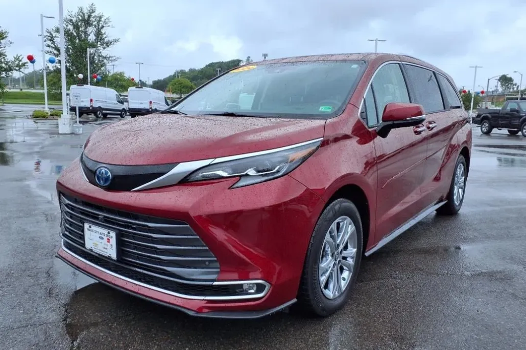 2024 Toyota Sienna Platinum photo 1