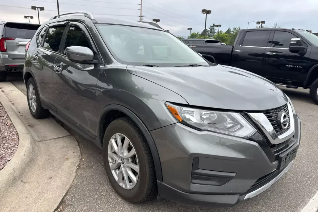 2017 Nissan Rogue SV photo 1