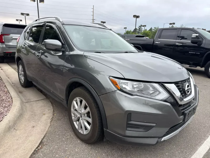 2017 Nissan Rogue SV photo 1