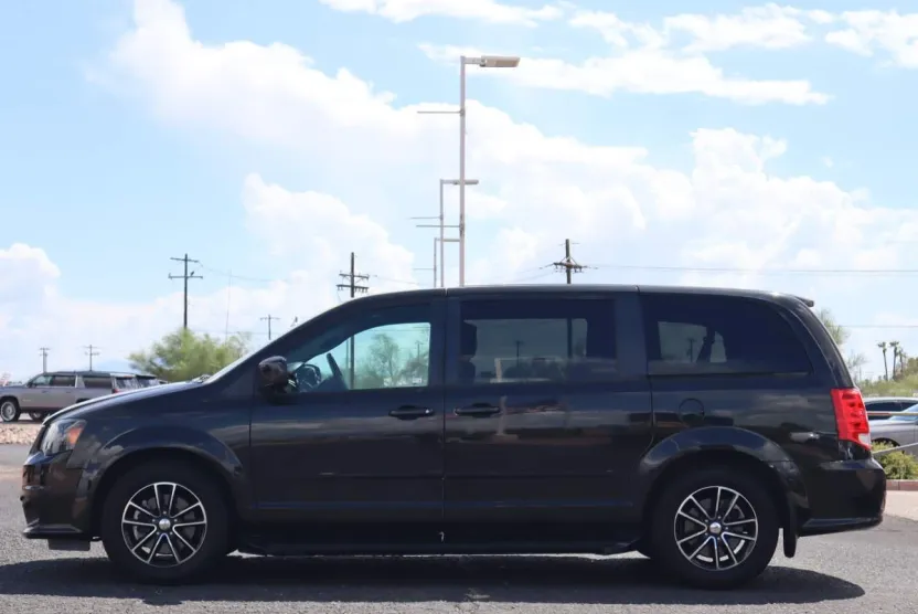 2017 Dodge Grand Caravan SE Plus photo 1