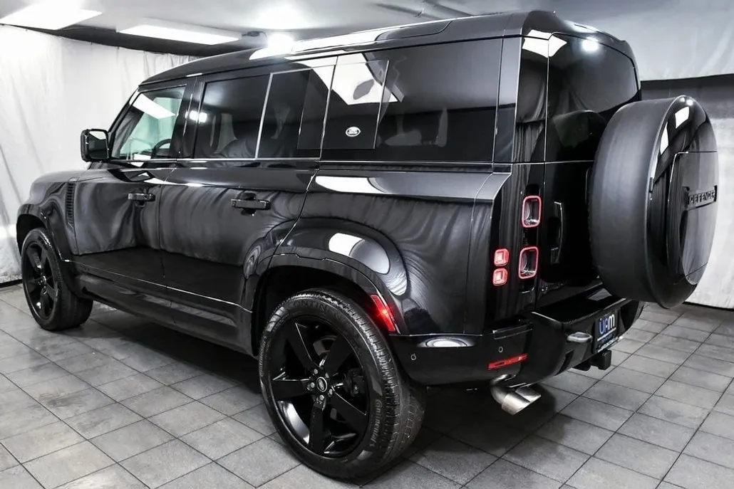 2024 Land Rover Defender 110 V8 photo 1