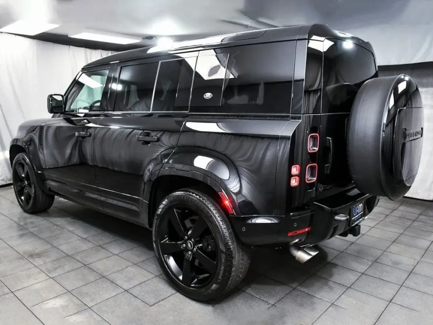 2024 Land Rover Defender 110 V8 photo 1