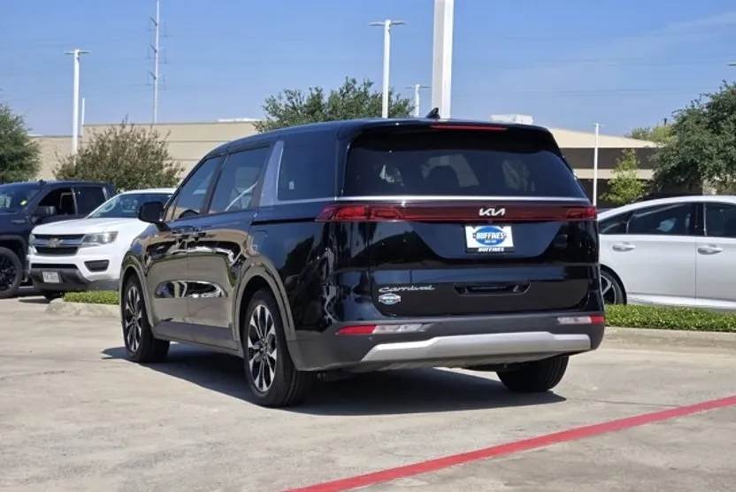 2022 Kia Carnival EX photo 1