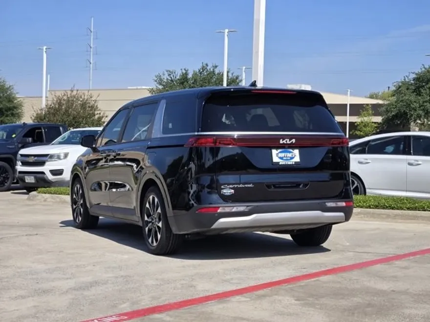 2022 Kia Carnival EX photo 1