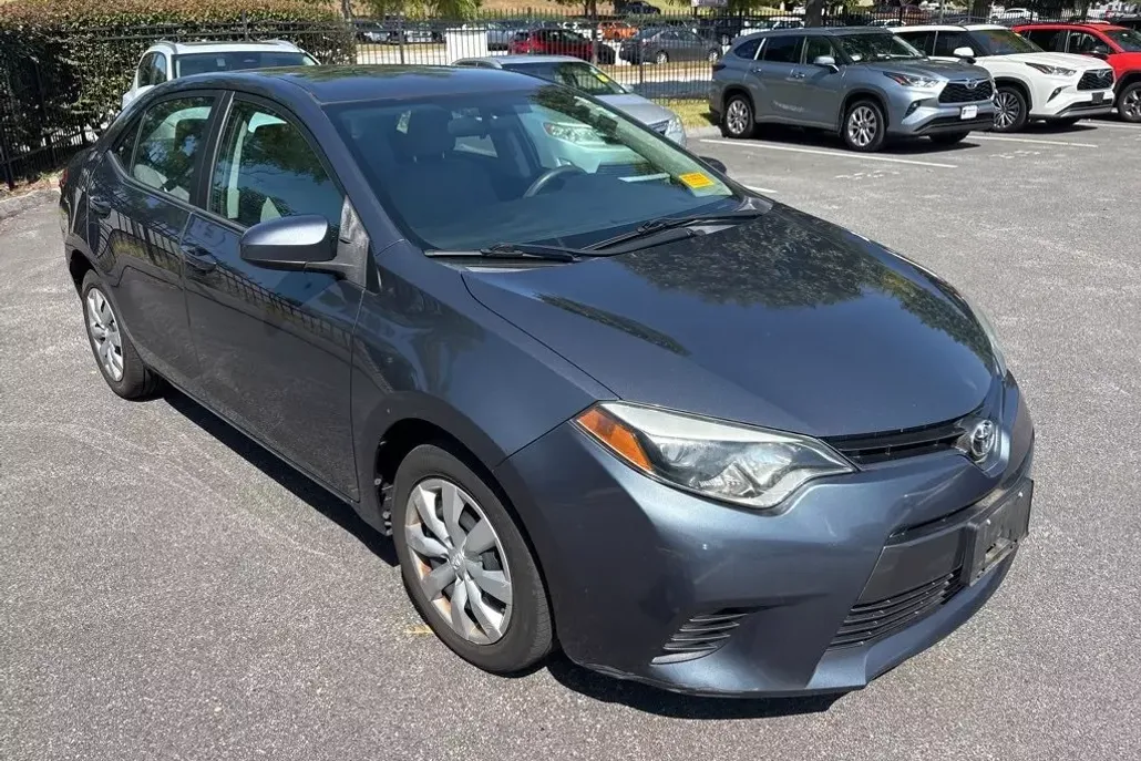 2015 Toyota Corolla LE photo 1