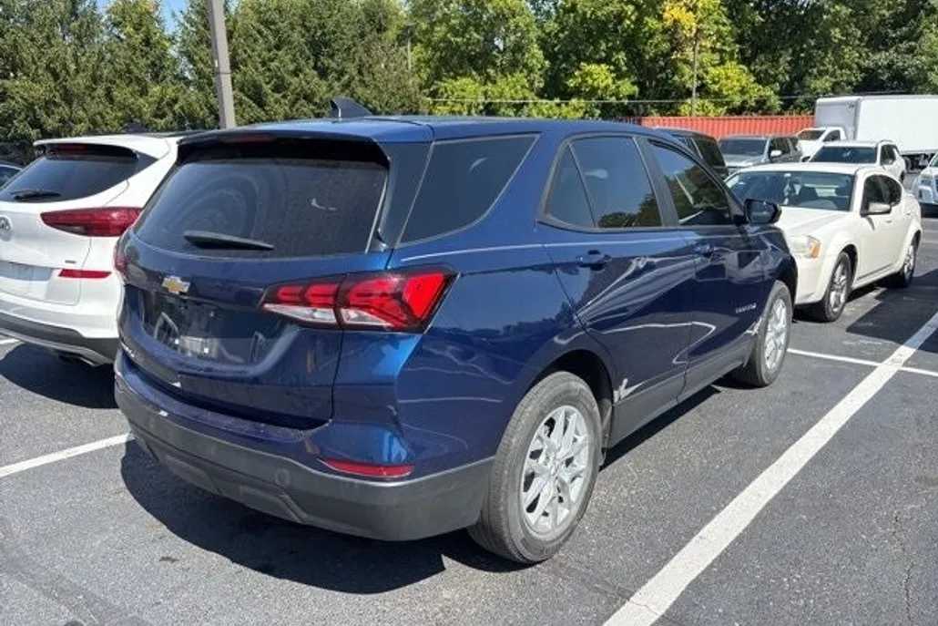 2022 Chevrolet Equinox LS photo 1