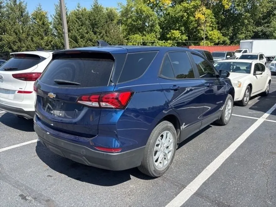 2022 Chevrolet Equinox LS photo 1