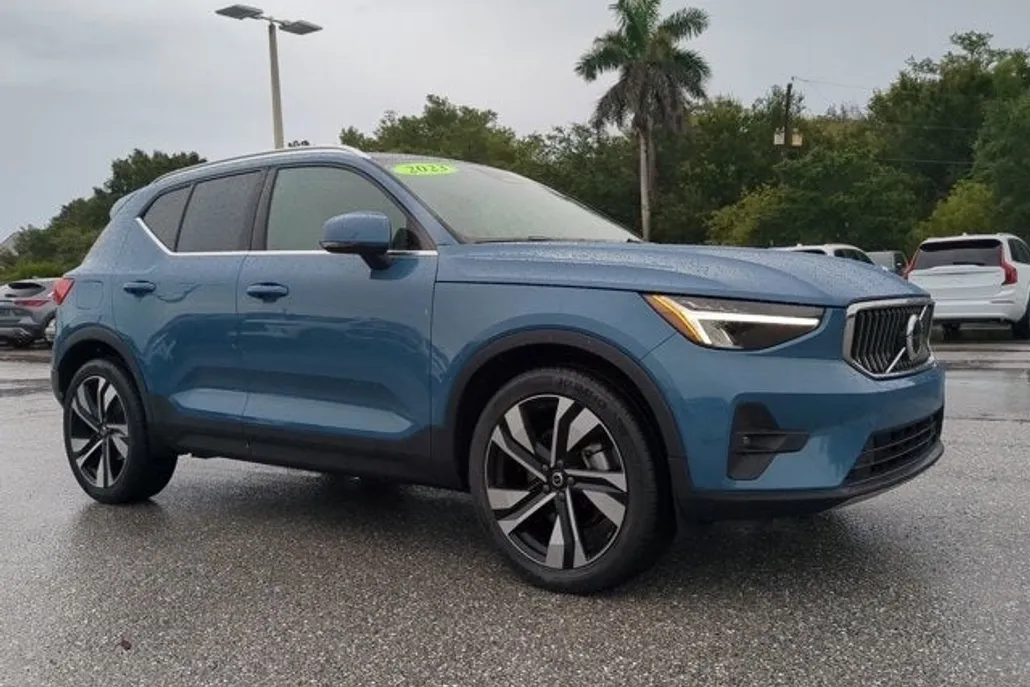 2023 Volvo XC40 Plus photo 1