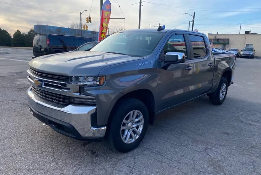 2021 Chevrolet Silverado LT photo 1