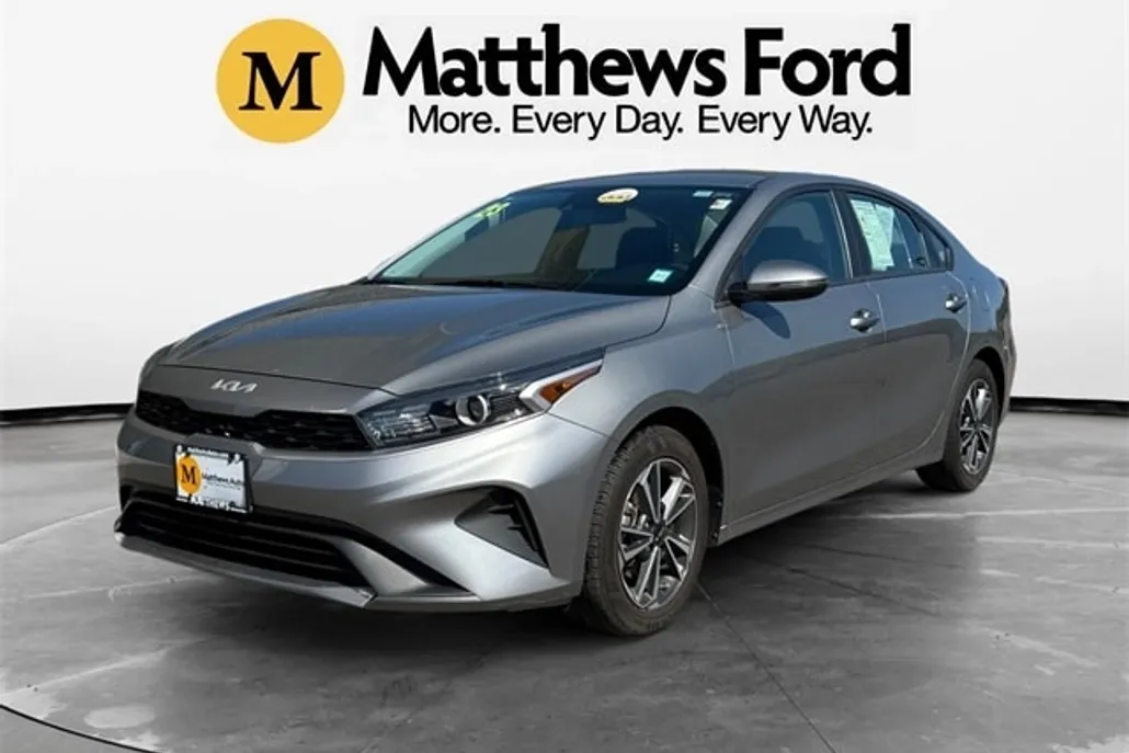 2023 Kia Forte LXS photo 1