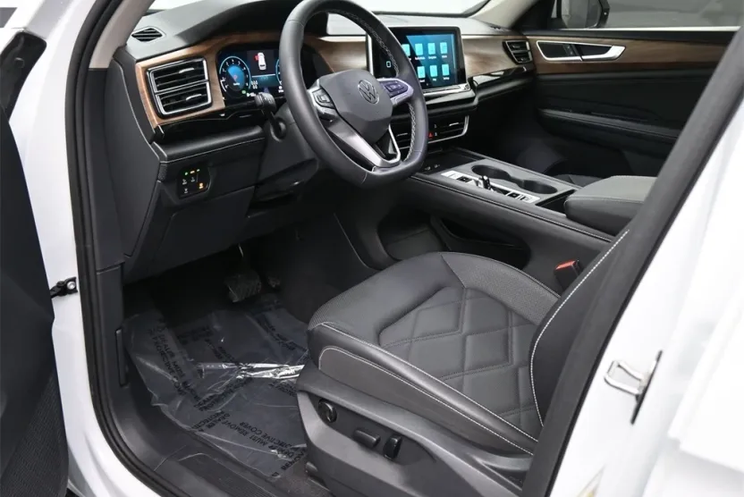 2024 Volkswagen Atlas SE photo 1