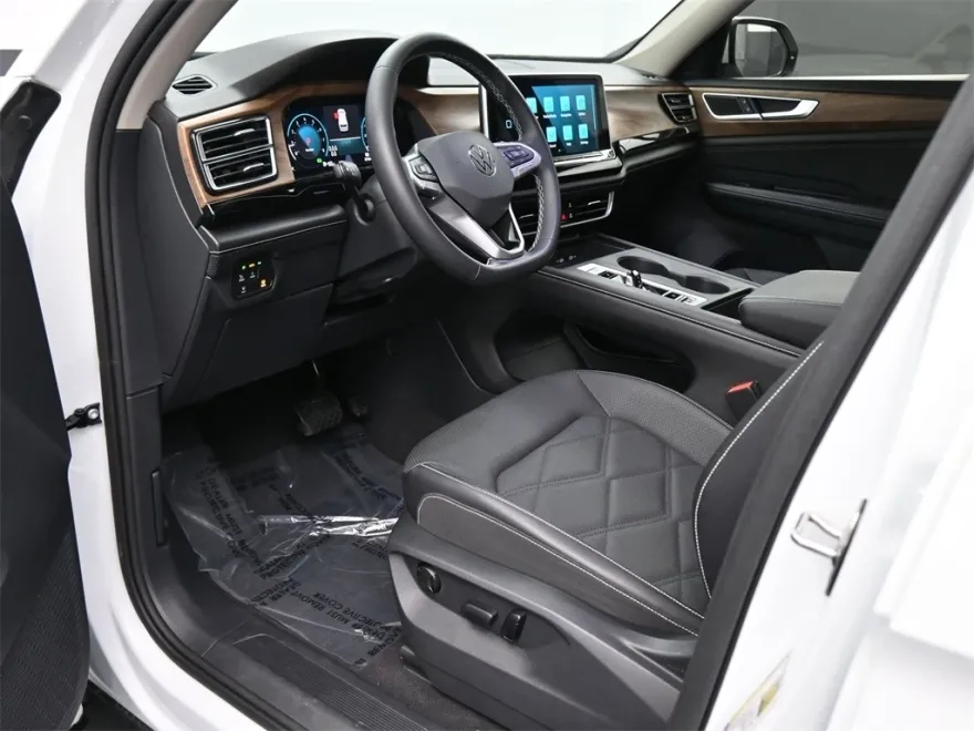 2024 Volkswagen Atlas SE photo 1