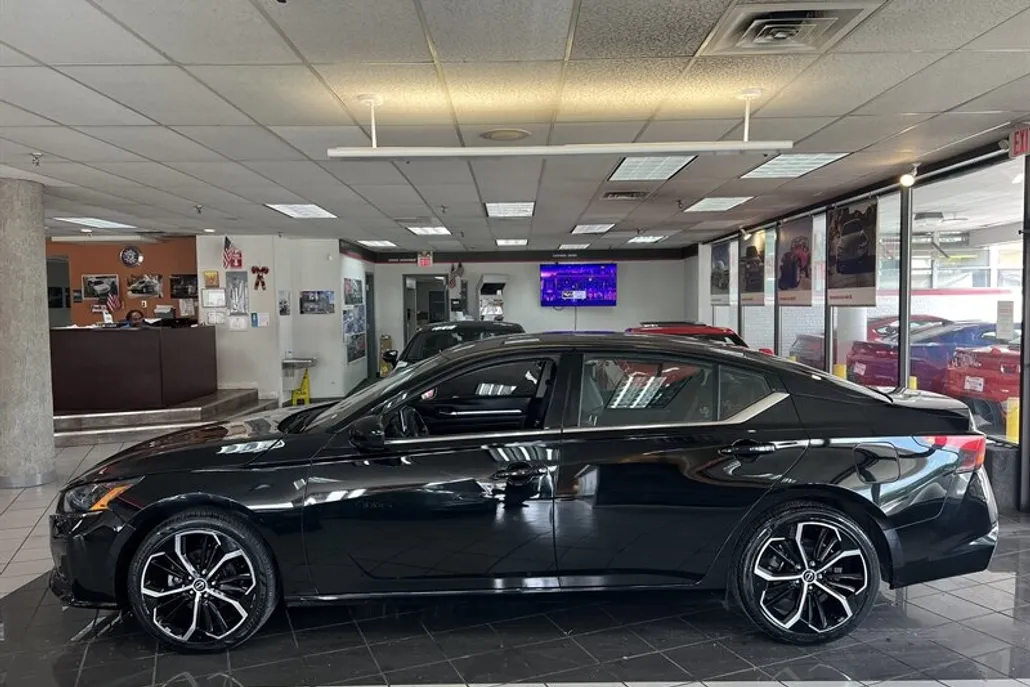 2023 Nissan Altima 2.5 SR photo 1