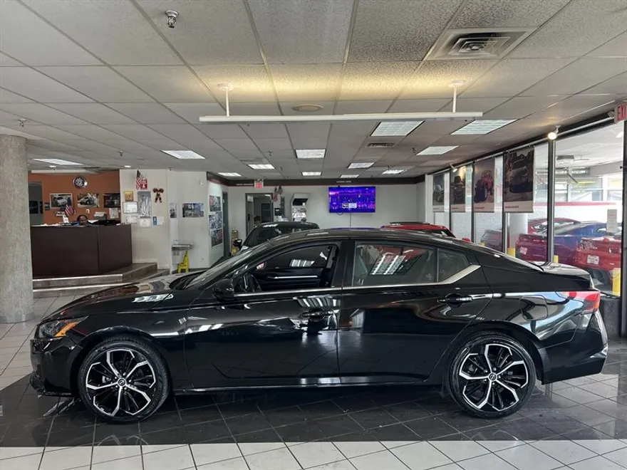 2023 Nissan Altima 2.5 SR photo 1