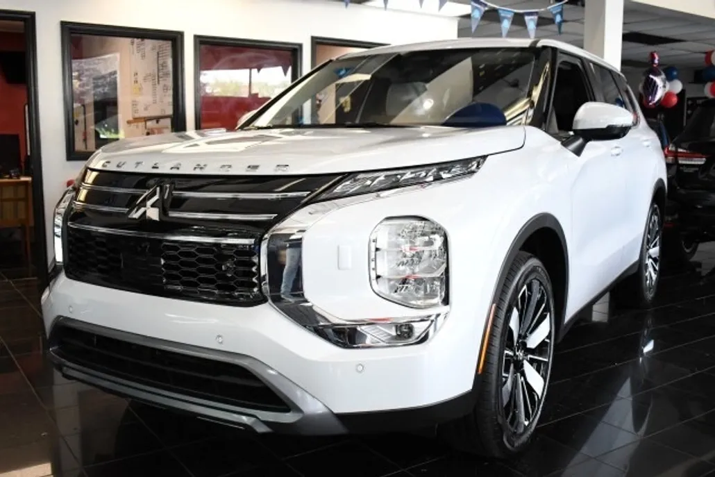 2025 Mitsubishi Outlander SE photo 1