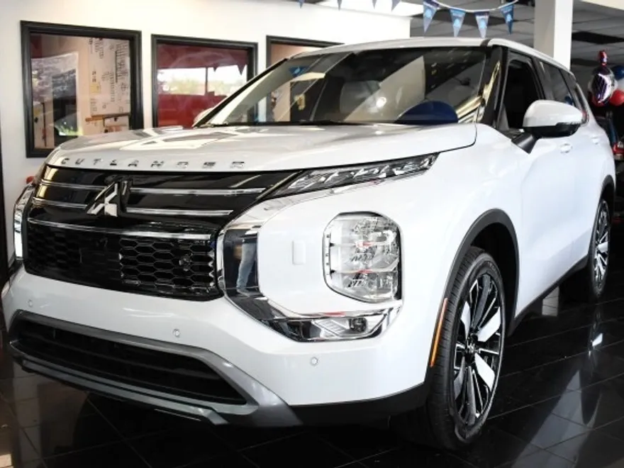 2025 Mitsubishi Outlander SE photo 1
