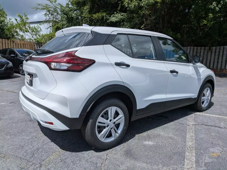 2025 Nissan Kicks Play S photo 1