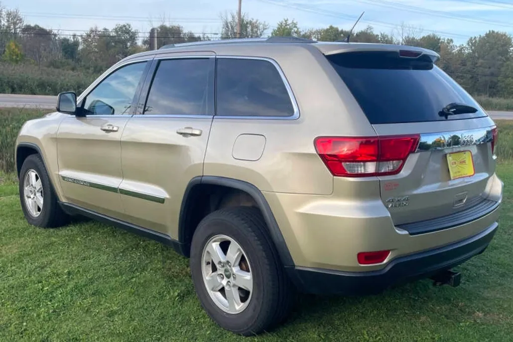2011 Jeep Grand Cherokee Laredo photo 1