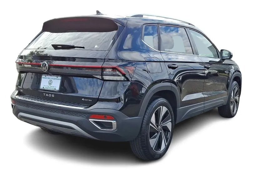 2025 Volkswagen Taos SE photo 1