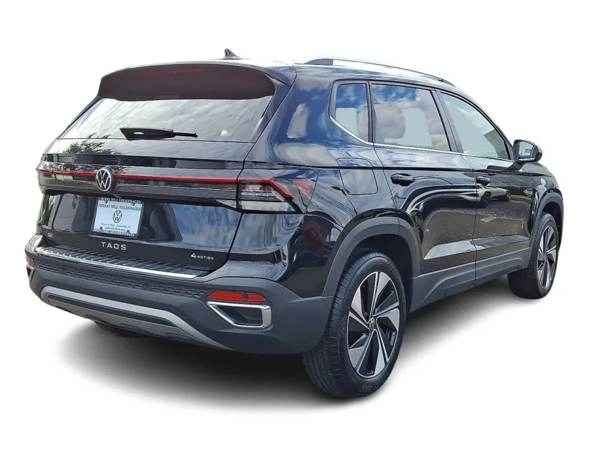 2025 Volkswagen Taos SE photo 1
