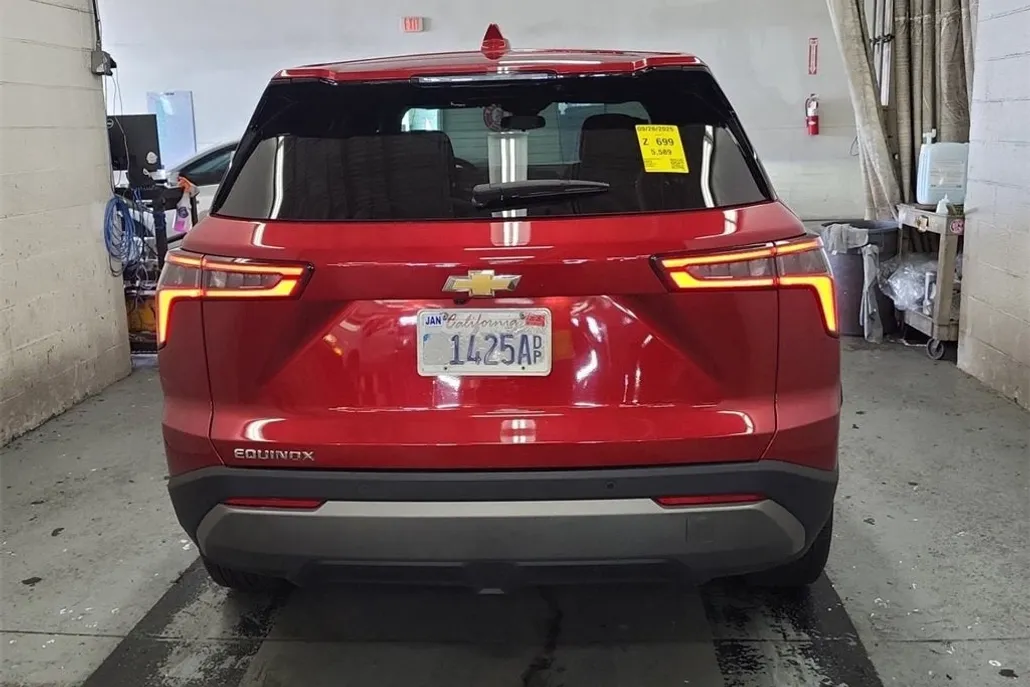 2025 Chevrolet Equinox LT photo 1