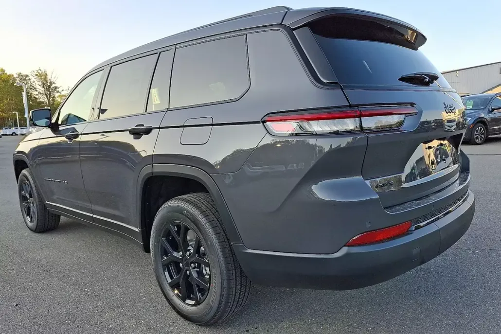 2025 Jeep Grand Cherokee Altitude photo 1