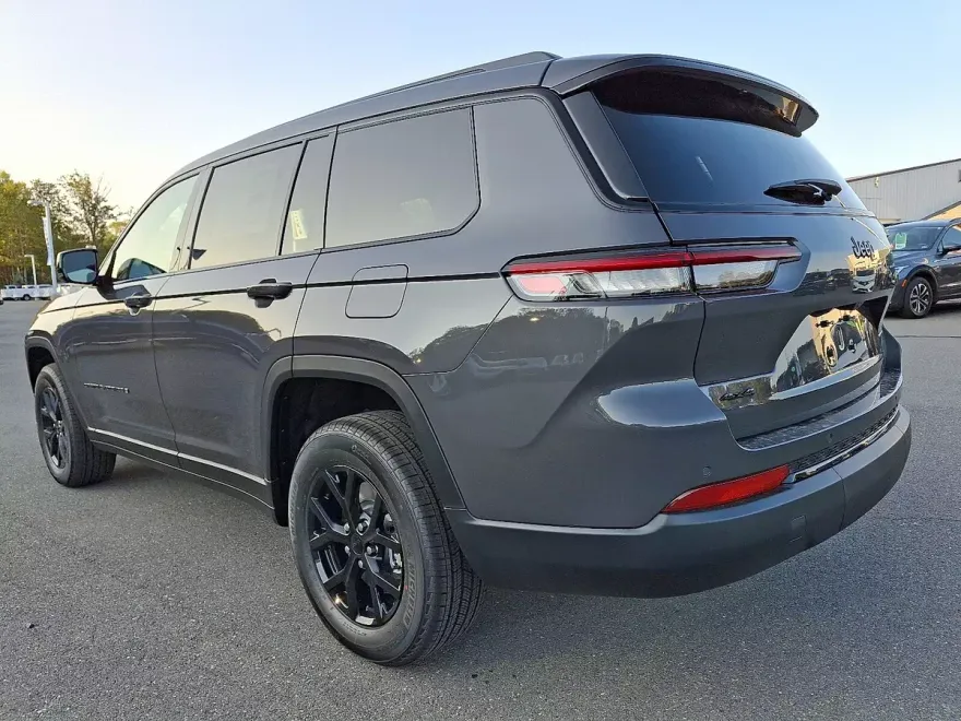 2025 Jeep Grand Cherokee Altitude photo 1