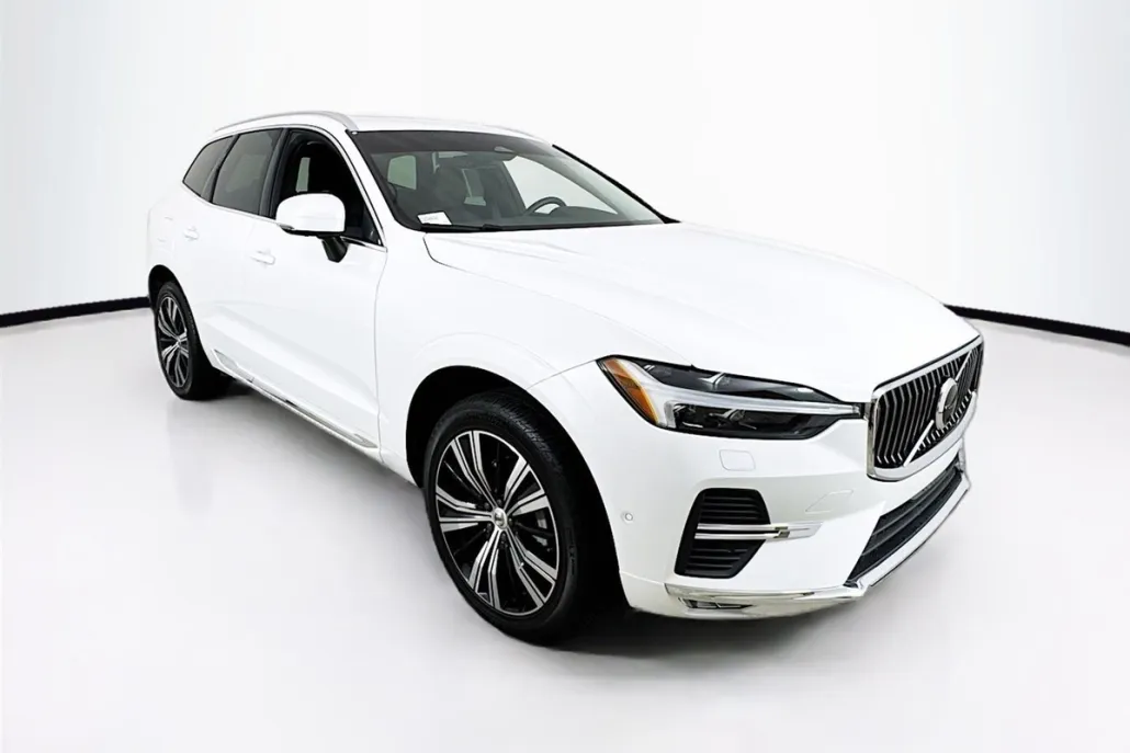 2023 Volvo XC60 Plus photo 1