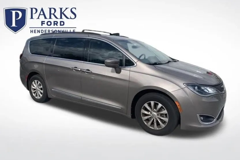 2017 Chrysler Pacifica Touring L photo 1