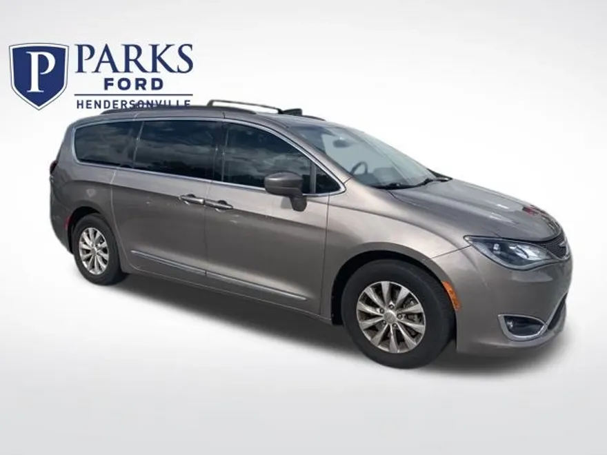 2017 Chrysler Pacifica Touring L photo 1