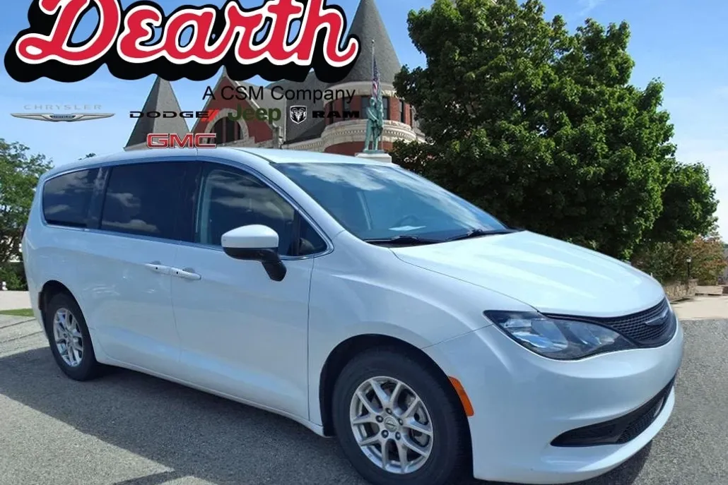 2022 Chrysler Voyager LX photo 1