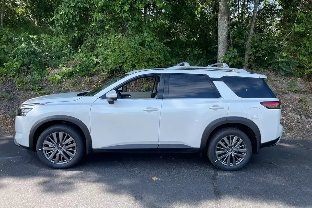 2025 Nissan Pathfinder SL photo 1