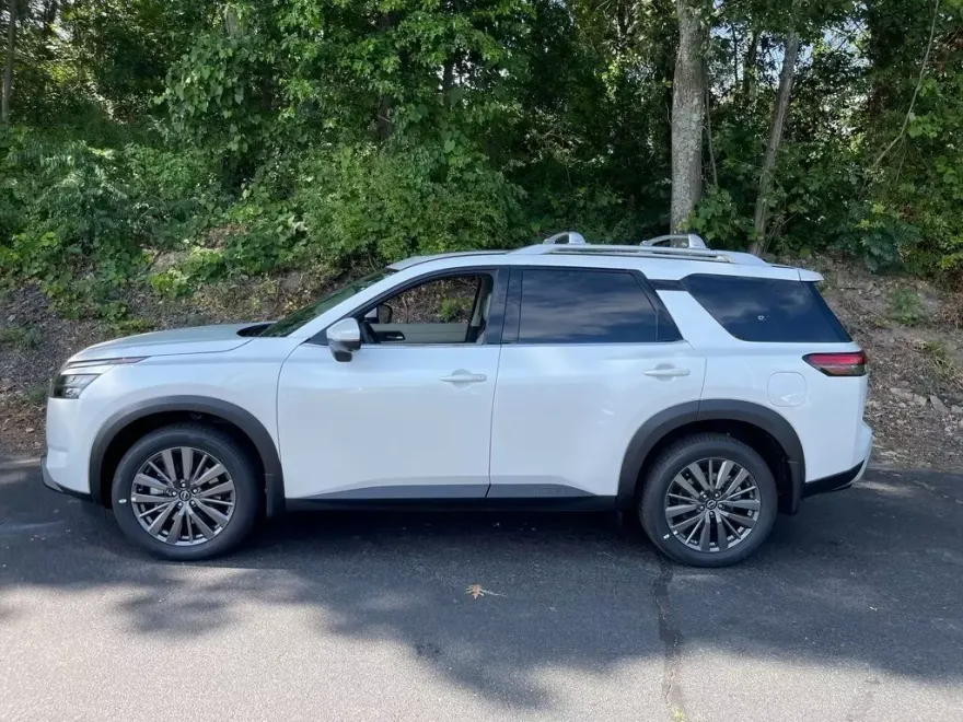 2025 Nissan Pathfinder SL photo 1