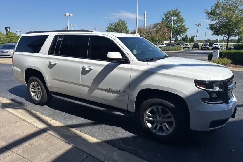 2018 Chevrolet Suburban LT photo 1