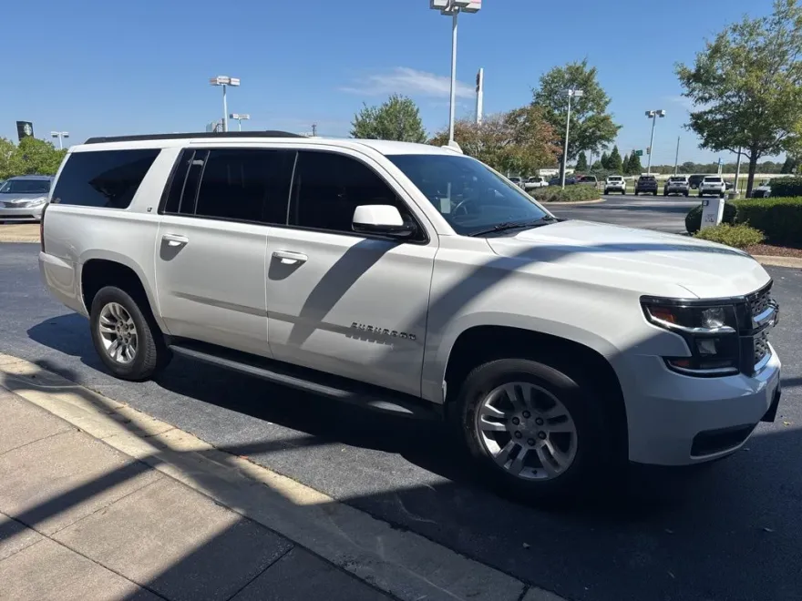 2018 Chevrolet Suburban LT photo 1