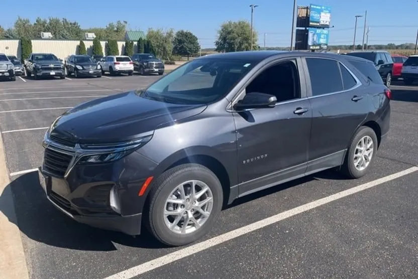 2022 Chevrolet Equinox LT photo 1