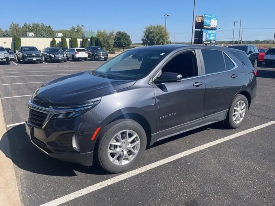 2022 Chevrolet Equinox LT photo 1