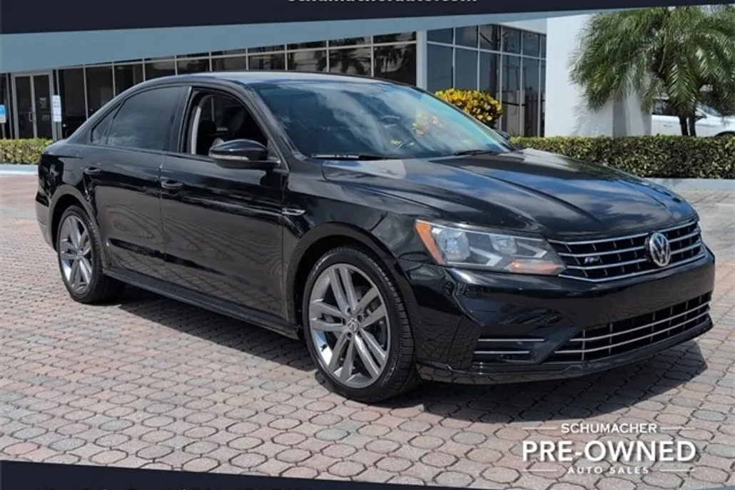 2018 Volkswagen Passat S R-Line photo 1