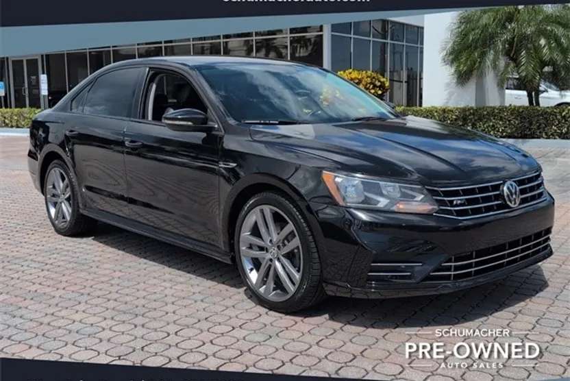2018 Volkswagen Passat S R-Line photo 1