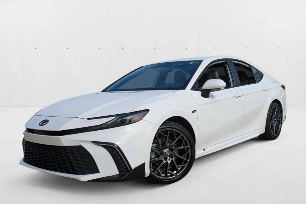 2025 Toyota Camry SE photo 1