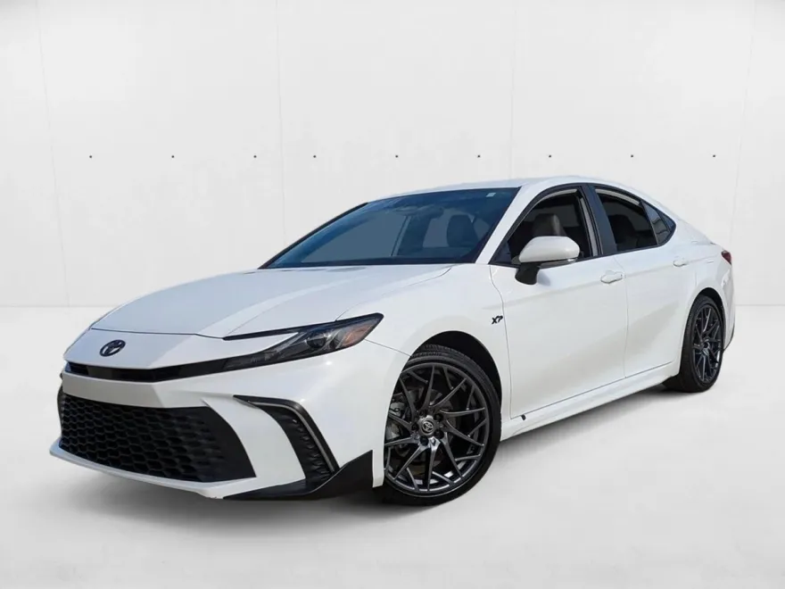 2025 Toyota Camry SE photo 1