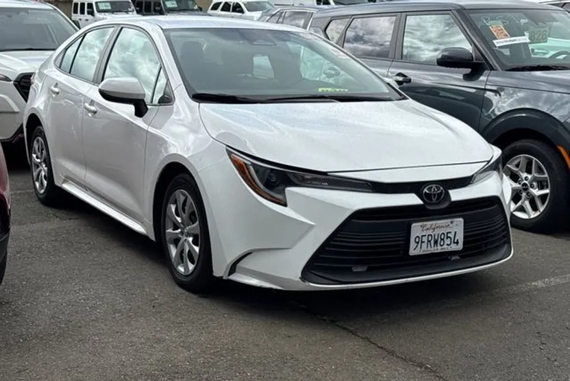 2023 Toyota Corolla LE photo 1
