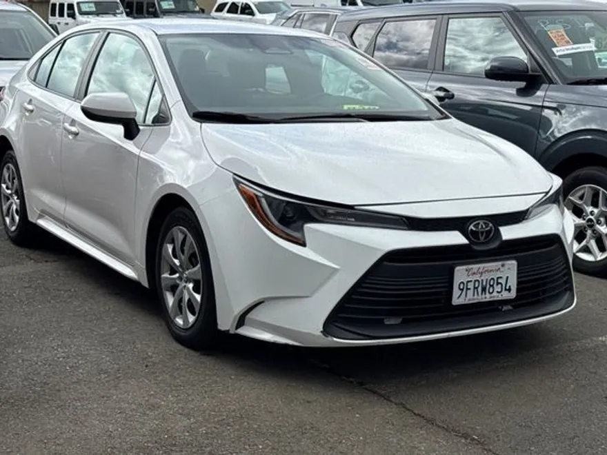 2023 Toyota Corolla LE photo 1