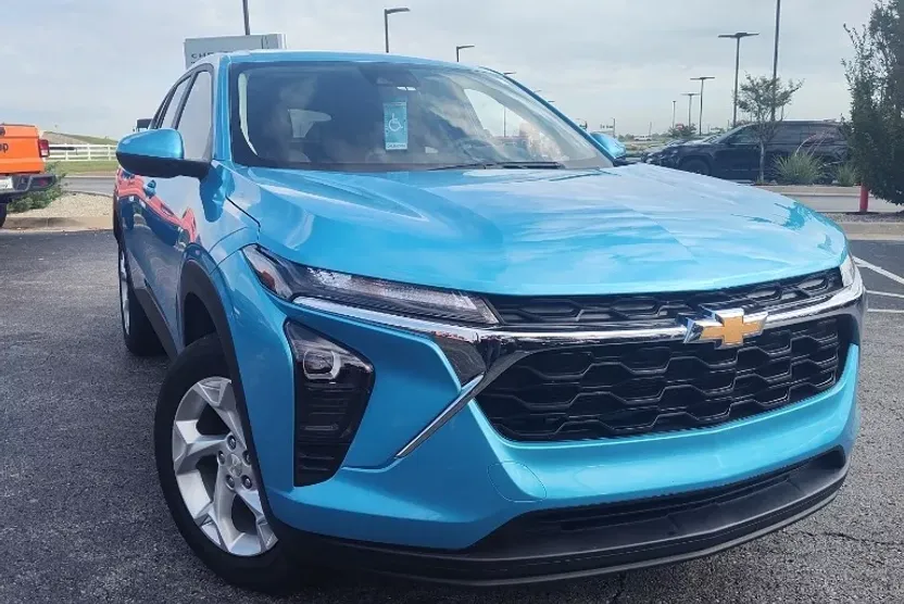 2025 Chevrolet Trax LS photo 1