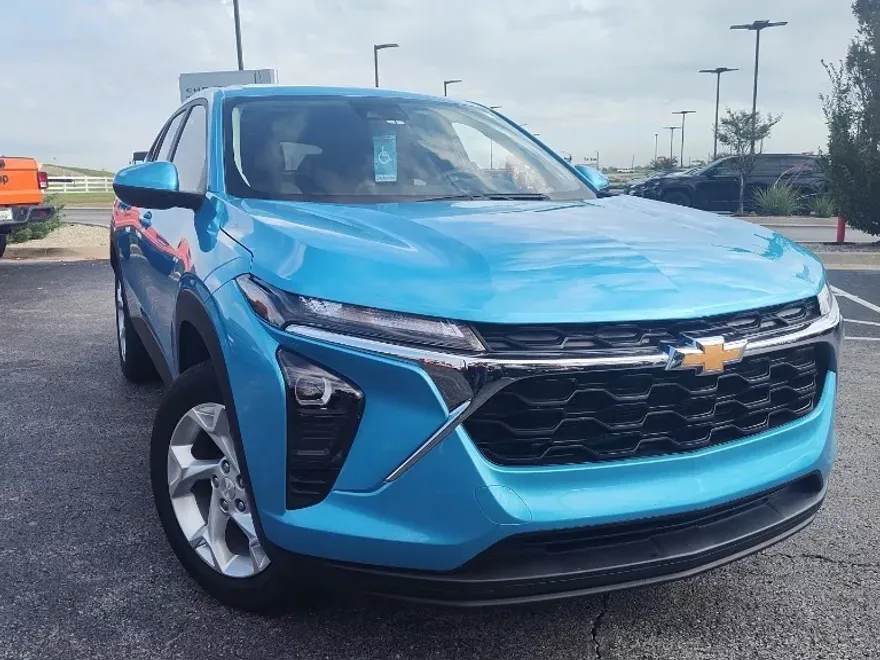 2025 Chevrolet Trax LS photo 1