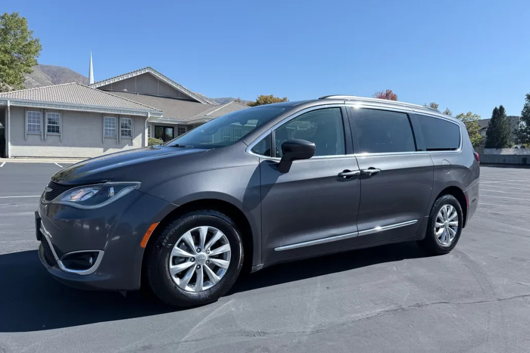 2017 Chrysler Pacifica Touring L photo 1