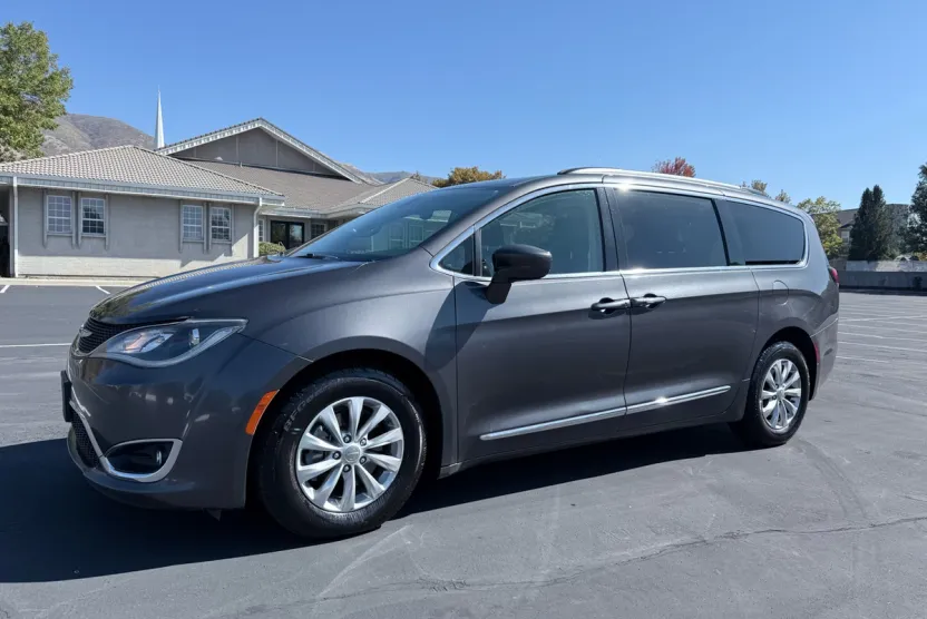 2017 Chrysler Pacifica Touring L photo 1