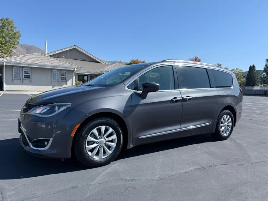 2017 Chrysler Pacifica Touring L photo 1