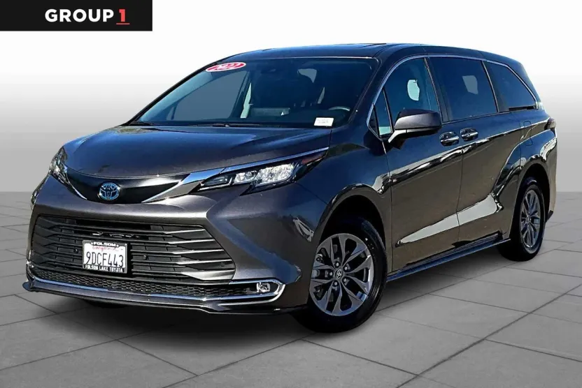 2022 Toyota Sienna XLE photo 1